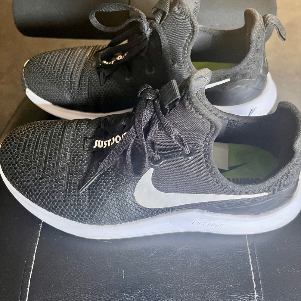 Nike Black and White Sneakers Modern Athletic Design